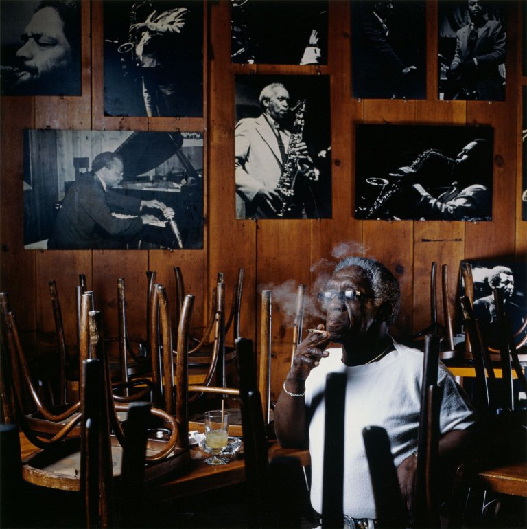 Auf diesem Bild ist das folgende Kunstwerk zu sehen: Abe Frajndlich. „Art Blakey, Sweet Basil′s, New York City, April 20, 1986“.