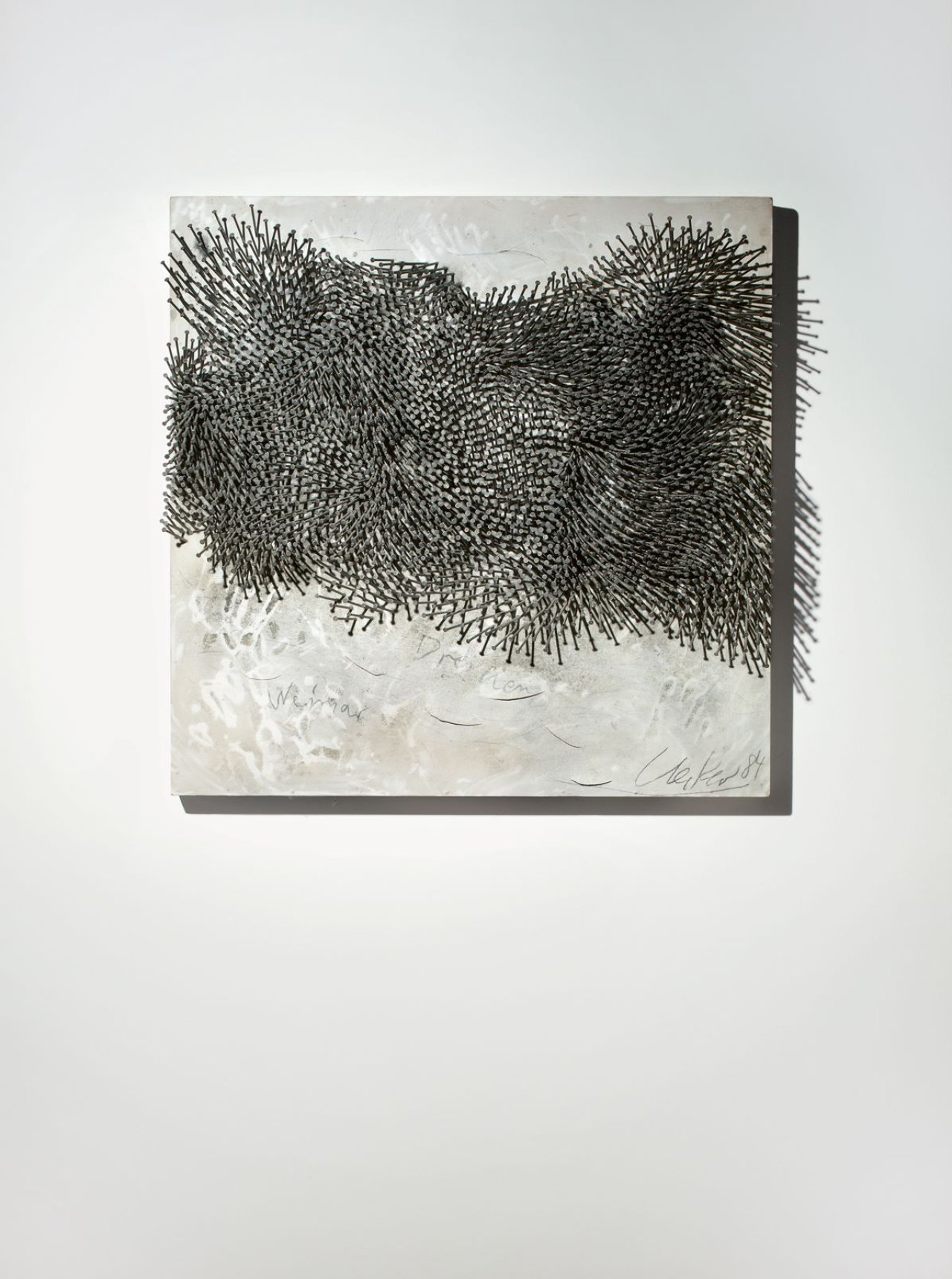 Auf diesem Bild ist das folgende Kunstwerk zu sehen: Günther Uecker. „Fluß“. 1984.