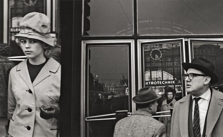 Auf diesem Bild ist das folgende Kunstwerk zu sehen: René Burri. „Bahnhofshalle Frankfurt a. Main“, aus der Serie „Die Deutschen – Photographien 1957–1964“. 1962.
