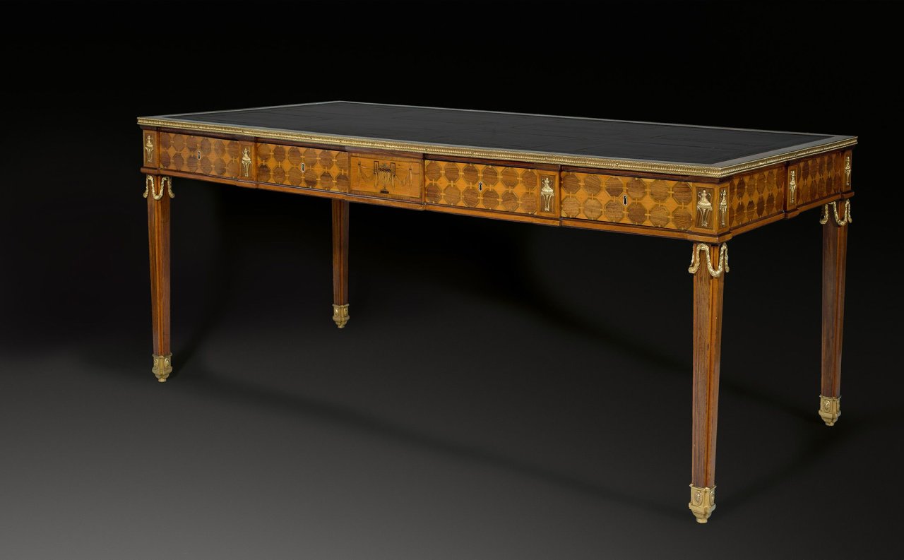 Auf diesem Bild ist das folgende Kunstwerk zu sehen: John Linnell - womöglich in Zusammenarbeit mit Christoph Fürlohg und George Haupt. Bibliothekstisch – Library Table. Um 1765/70.