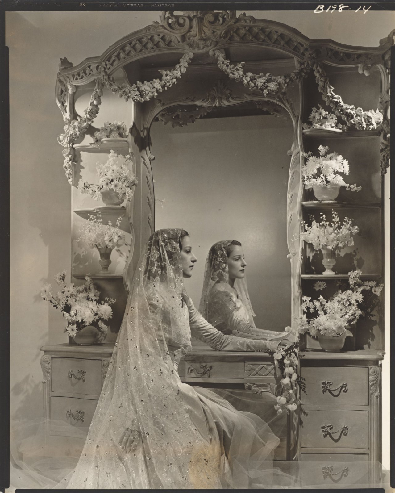 Auf diesem Bild ist das folgende Kunstwerk zu sehen: Cecil Beaton. Fashion for Vogue. 1937.