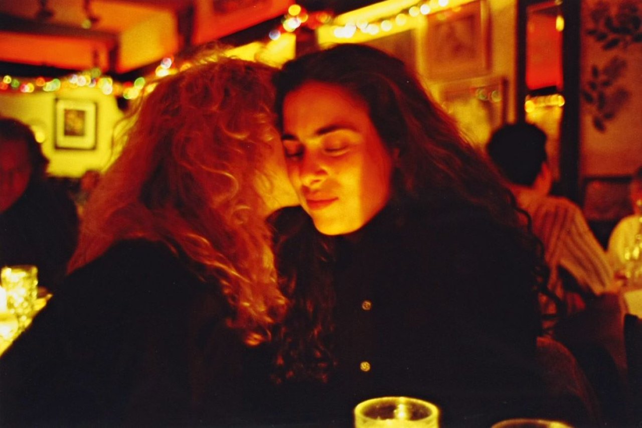 Auf diesem Bild ist das folgende Kunstwerk zu sehen: Nan Goldin. „Lynette + Donna at restaurant, NYC“. 1991.