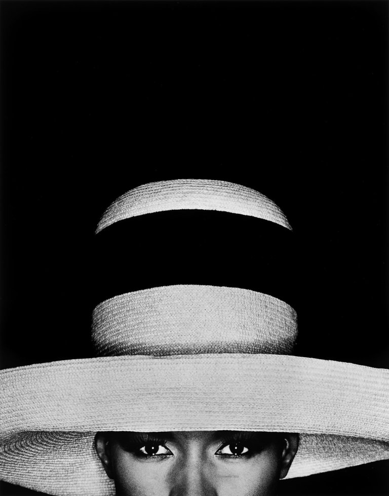 Auf diesem Bild ist das folgende Kunstwerk zu sehen: Greg Gorman. „Grace Jones in Hat, Los Angeles“. 1991.