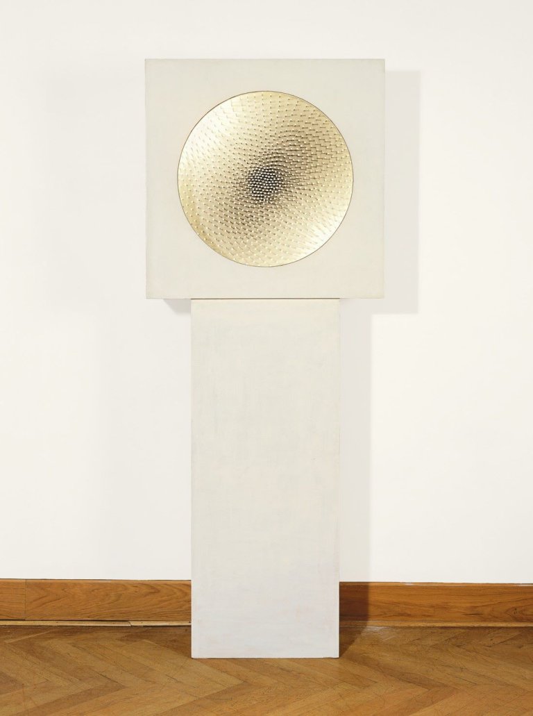 Auf diesem Bild ist das folgende Kunstwerk zu sehen: Günther Uecker. „Uhr“. 1969.