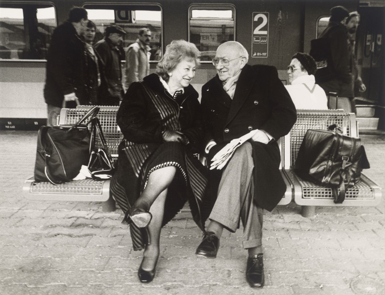 Auf diesem Bild ist das folgende Kunstwerk zu sehen: Stefan Moses. „Marcel Reich-Ranicki und Frau Theophila“, aus der Serie „deutschlands emigranten“. 1994.