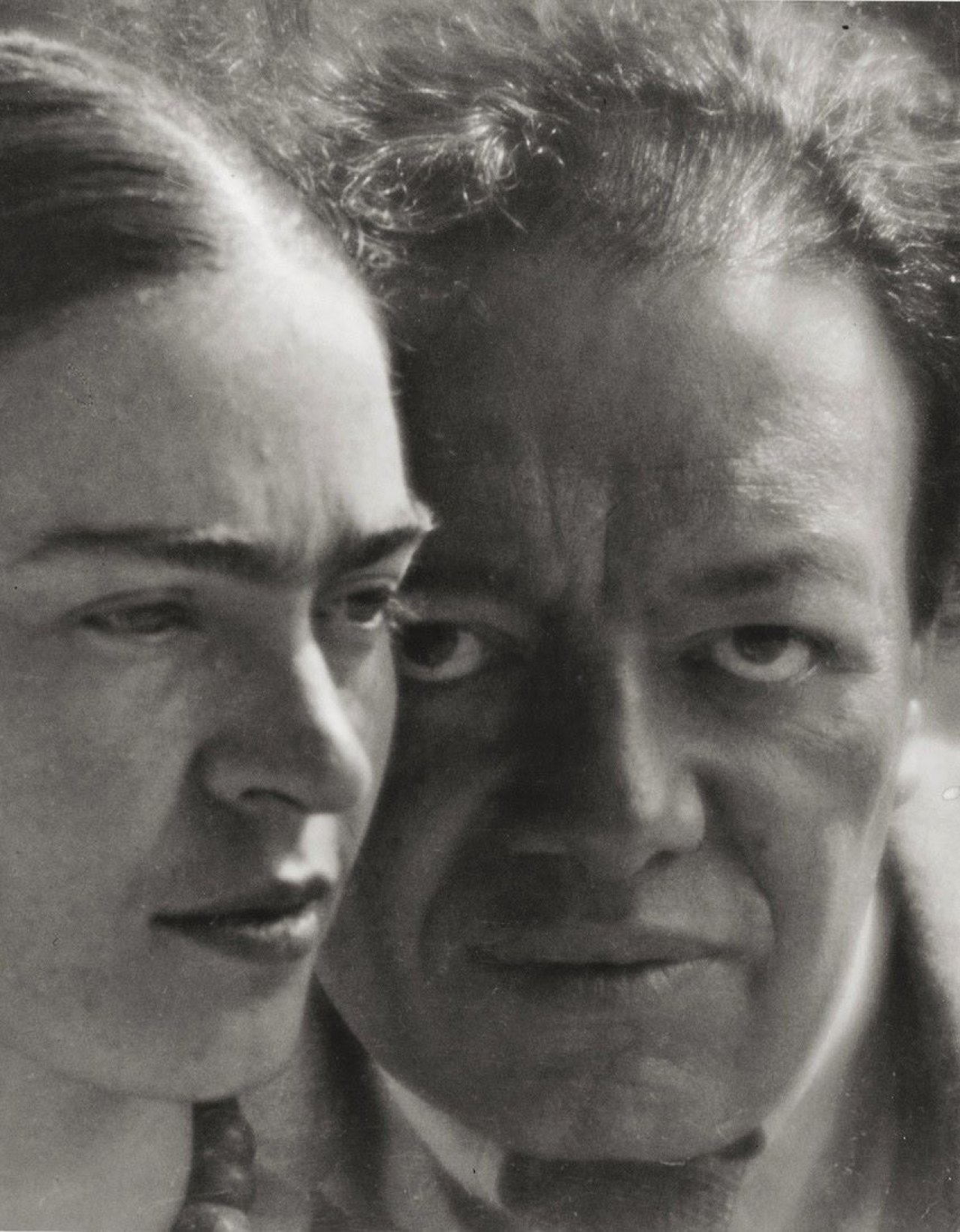 Auf diesem Bild ist das folgende Kunstwerk zu sehen: Martin Munkácsi (d.i. Márton Memelstein). „Frida Kahlo and Diego Rivera, Mexico“. 1934.