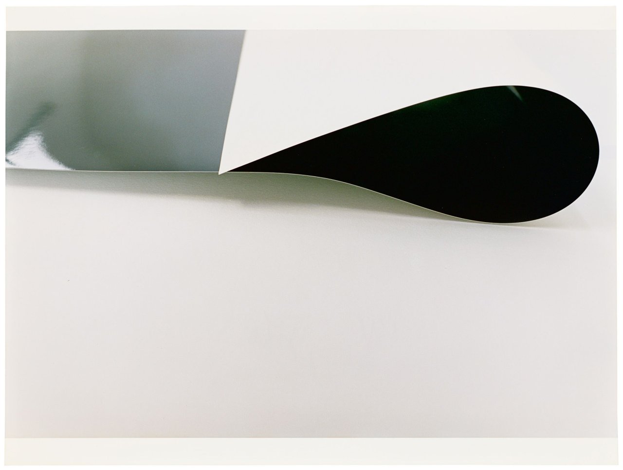 Auf diesem Bild ist das folgende Kunstwerk zu sehen: Wolfgang Tillmans. „paper drop (Krishnamurti)“. 2006.