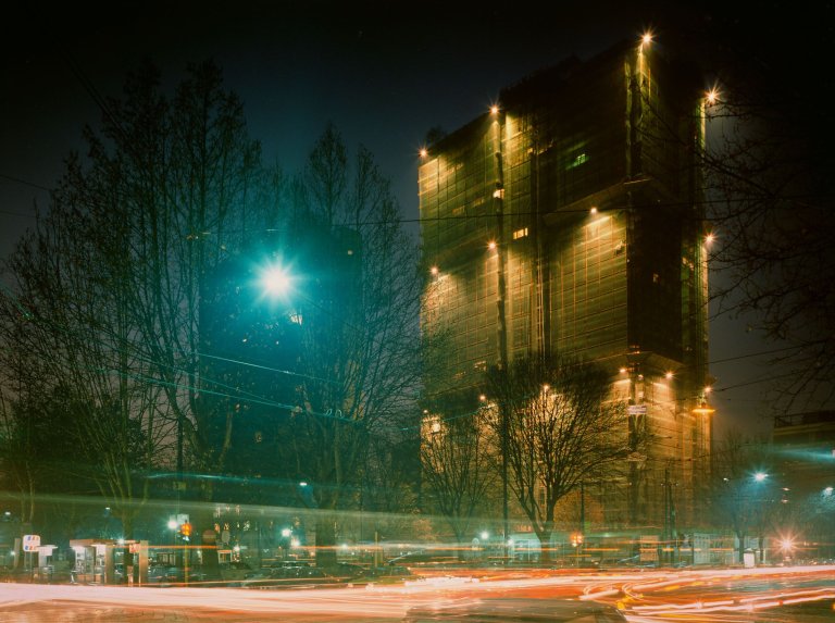 Auf diesem Bild ist das folgende Kunstwerk zu sehen: Lewis Baltz. Rule Without Exception, aus der Serie „Generic Night Cities (and others)“, 1988–2000. 1989.