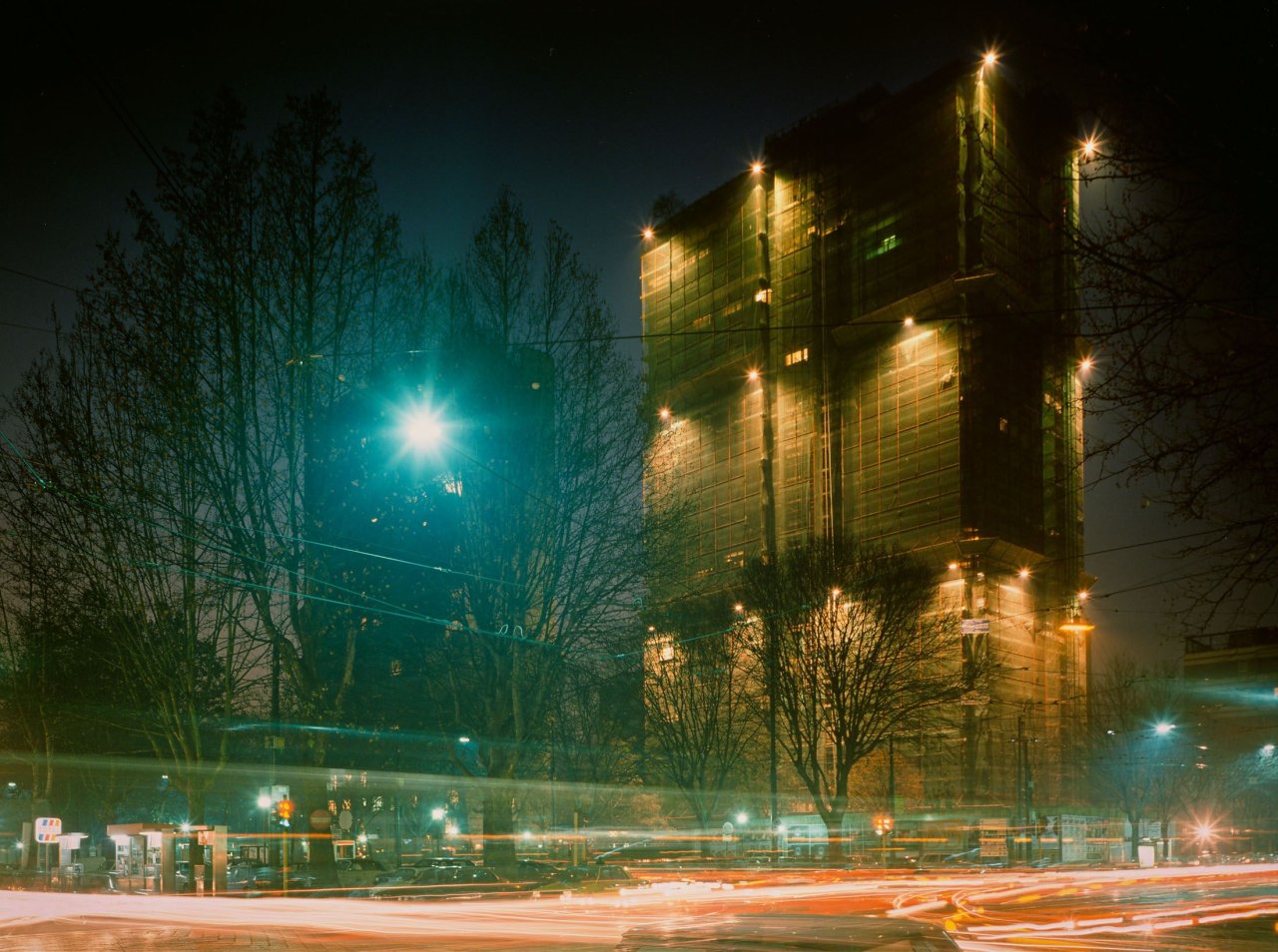 Auf diesem Bild ist das folgende Kunstwerk zu sehen: Lewis Baltz. Rule Without Exception, aus der Serie „Generic Night Cities (and others)“, 1988–2000. 1989.
