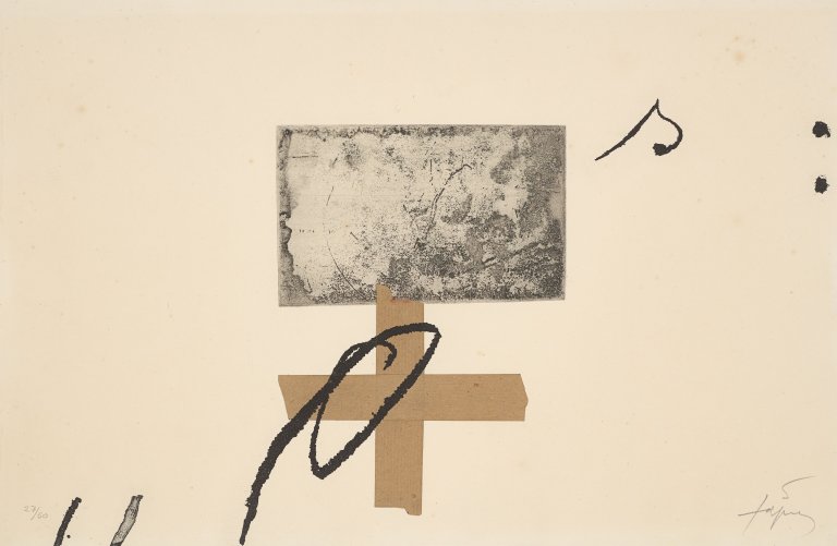 Auf diesem Bild ist das folgende Kunstwerk zu sehen: Antoni Tàpies. „Signes sur croix“. 1976.