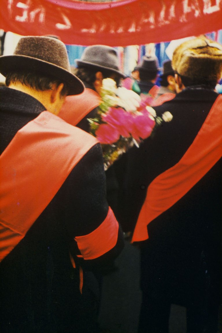 Auf diesem Bild ist das folgende Kunstwerk zu sehen: Boris Mikhailov. Ohne Titel, aus der Serie „Red“. 1968–1975.