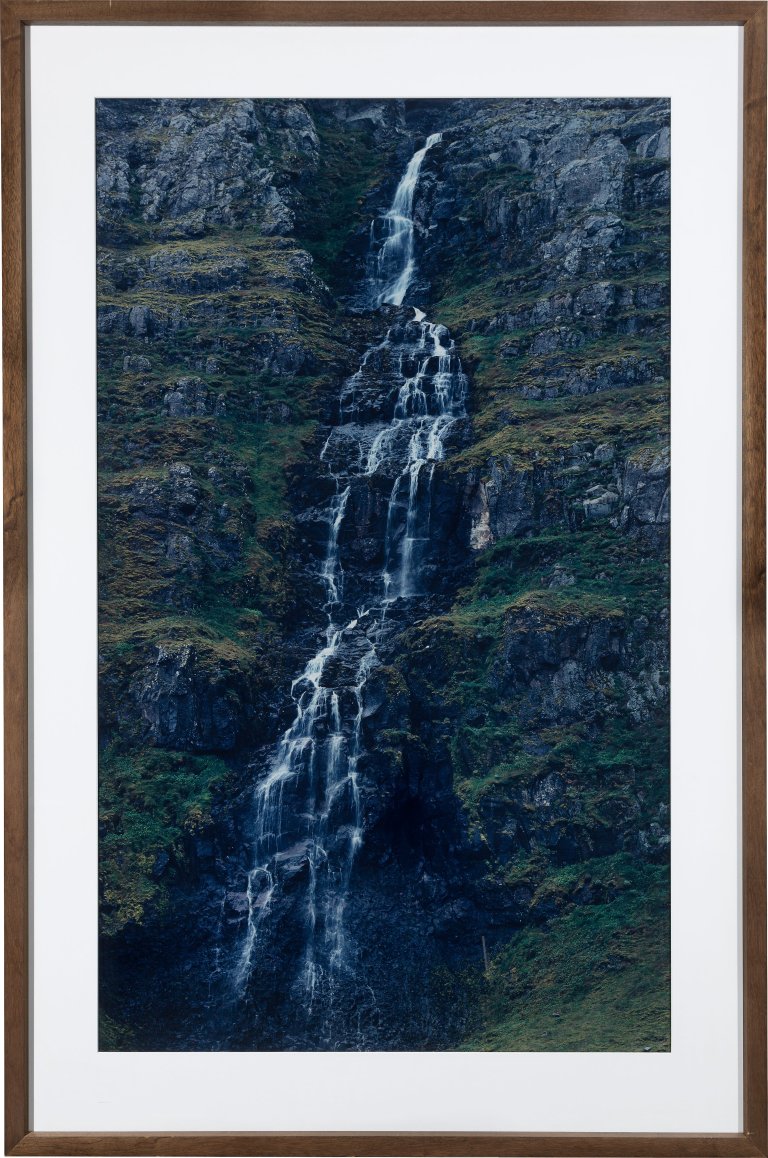 Auf diesem Bild ist das folgende Kunstwerk zu sehen: Axel Hütte. „SKJAVARARFOSS ICELAND, Waterfall #3“. 2002.
