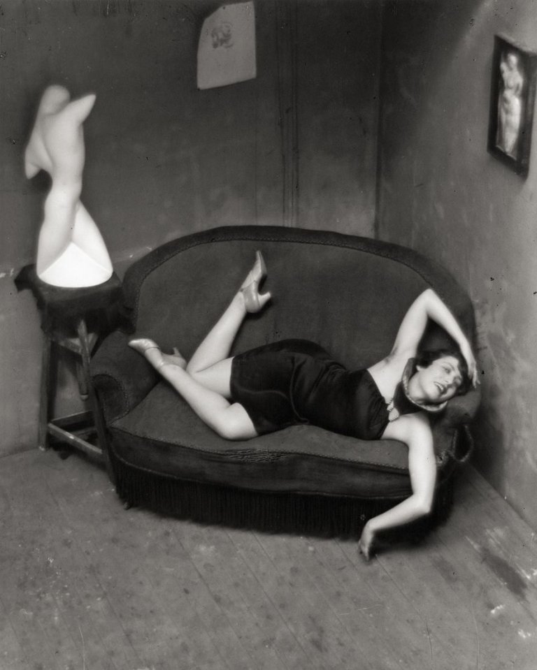 Auf diesem Bild ist das folgende Kunstwerk zu sehen: André  Kertész. Satiric Dancer. 1926.