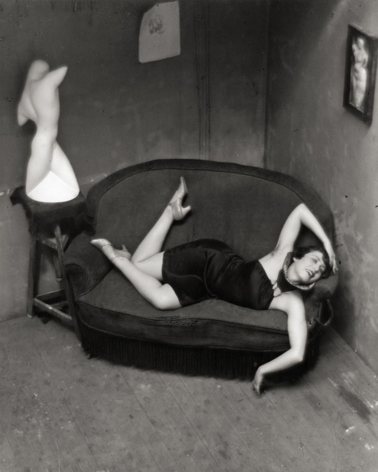 Auf diesem Bild ist das folgende Kunstwerk zu sehen: André  Kertész. Satiric Dancer. 1926.