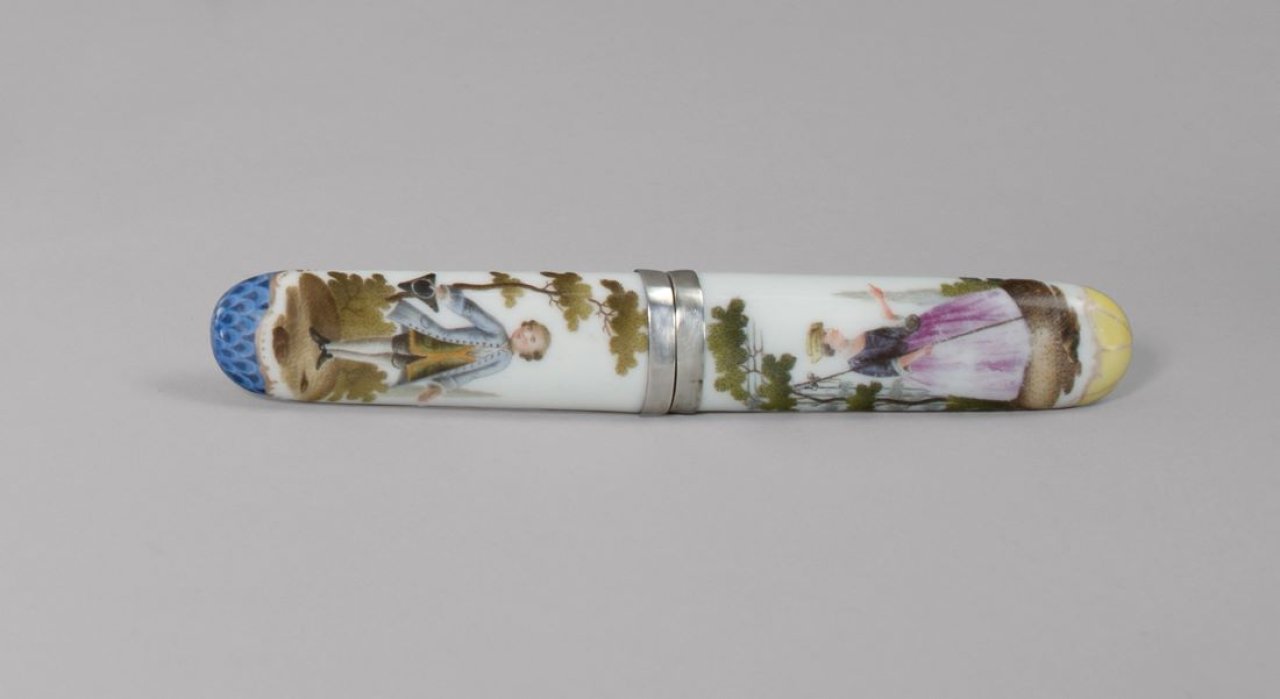 Auf diesem Bild ist das folgende Kunstwerk zu sehen:  KPM Königliche Porzellan-Manufaktur Berlin. Nadeletui mit farbigen Galanterien und blauem Schuppenmosaik. Um 1765/70.