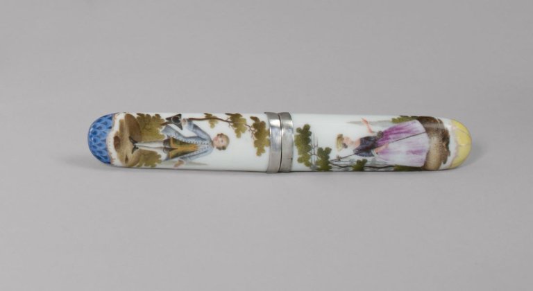 Auf diesem Bild ist das folgende Kunstwerk zu sehen:  KPM Königliche Porzellan-Manufaktur Berlin. Nadeletui mit farbigen Galanterien und blauem Schuppenmosaik. Um 1765/70.