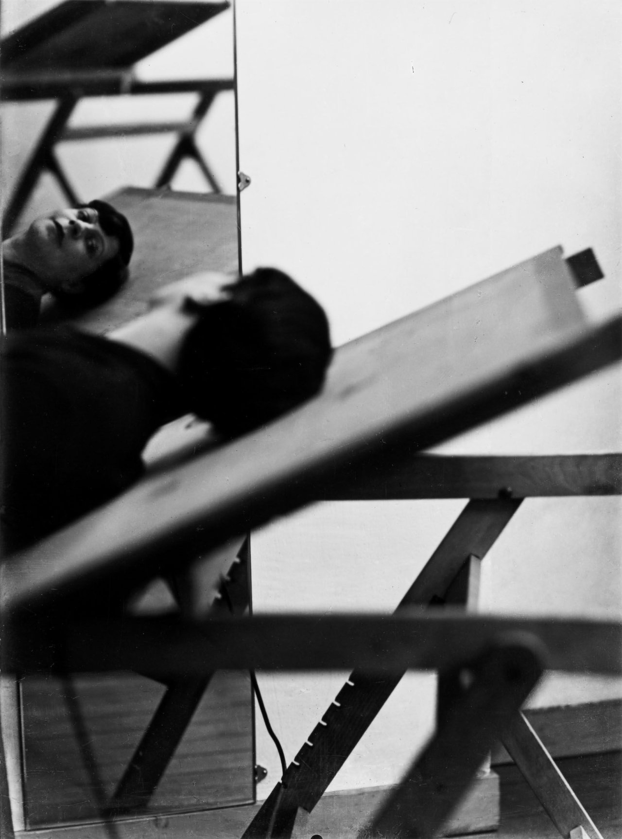 Auf diesem Bild ist das folgende Kunstwerk zu sehen: Florence Henri. Selbstportrait, Paris. 1928.