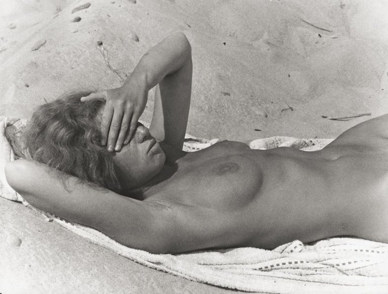 Auf diesem Bild ist das folgende Kunstwerk zu sehen: Raoul Hausmann. Vera Broїdo am Ostseestrand. 1931.