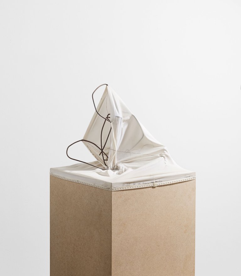Auf diesem Bild ist das folgende Kunstwerk zu sehen: Georg Herold. „Modell für viel Kokain in der Hose“. 1990.