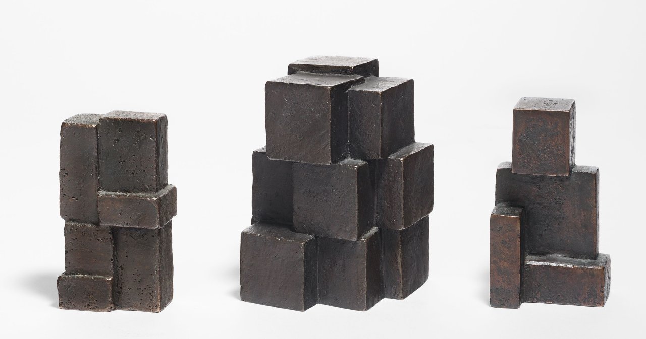 Auf diesem Bild ist das folgende Kunstwerk zu sehen: Hans Steinbrenner. „FIGUR“ / „FIGUR (Kuben-Komposition)“ / „FIGUR“. 1966 / 1976 / 1982.