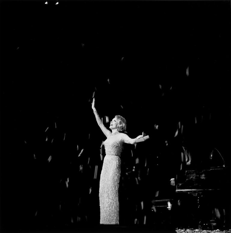 Auf diesem Bild ist das folgende Kunstwerk zu sehen: Susanne Schapowalow. „Marlene Dietrich, Edinburg(h)“. 1965.