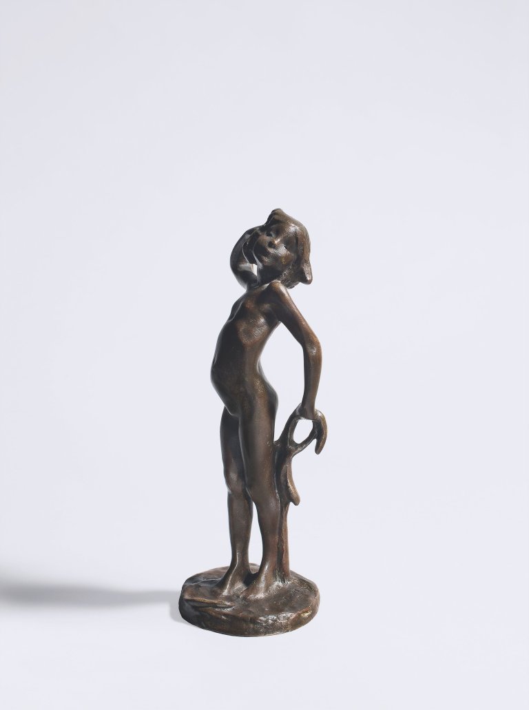 Auf diesem Bild ist das folgende Kunstwerk zu sehen: Bernhard Hoetger. „Stehendes Mädchen/L’Enfant“. Um 1901.