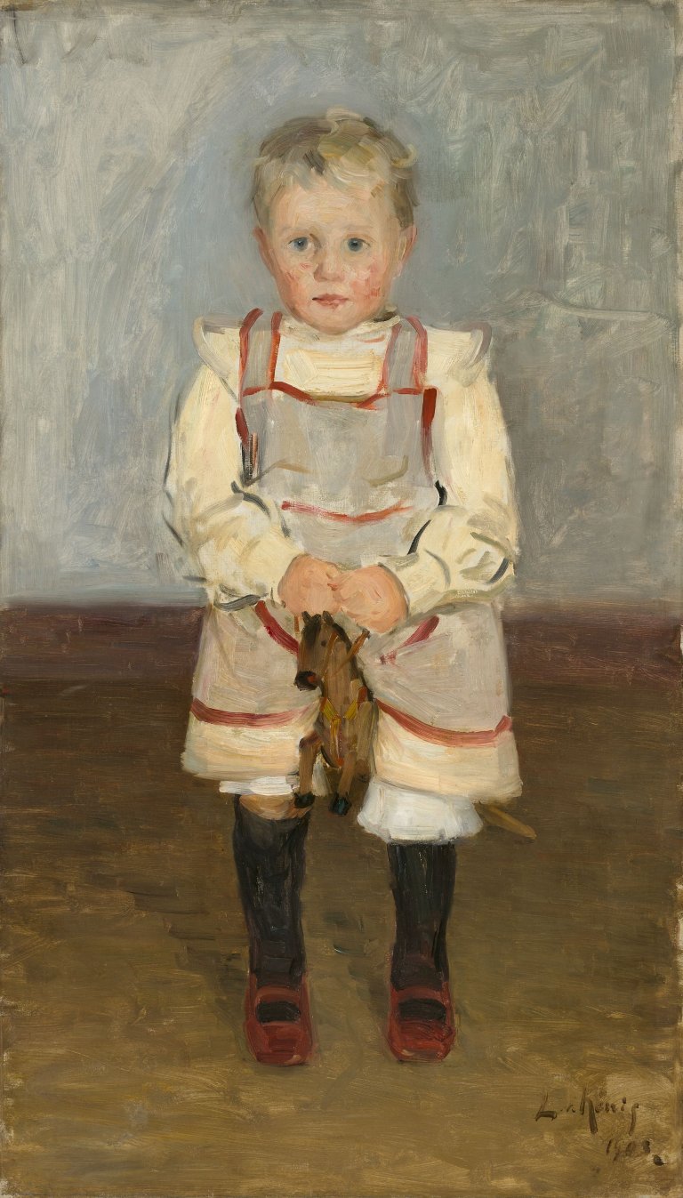 Auf diesem Bild ist das folgende Kunstwerk zu sehen: Leo von König. „Kinderportrait (Blonder Junge mit Steckenpferd)“. (Ludwig von Ziegler). 1903.