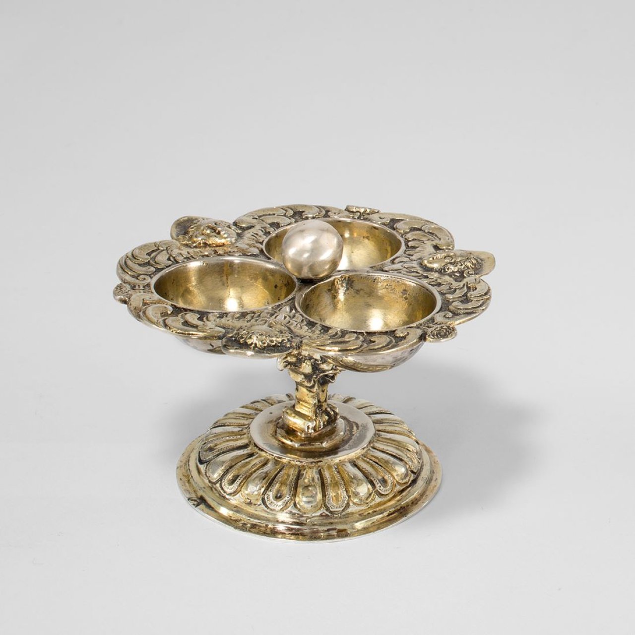 Auf diesem Bild ist das folgende Kunstwerk zu sehen:  Salzburg. Gewürzgefäß mit drei Behältern. Um 1638.