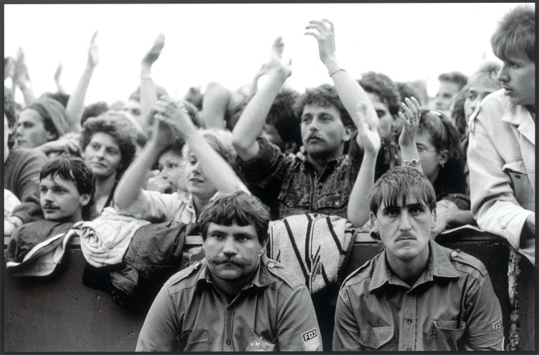 Auf diesem Bild ist das folgende Kunstwerk zu sehen: Harald Hauswald. „Konzert Bruce Springsteen“. Berlin, Weissensee. 1988.