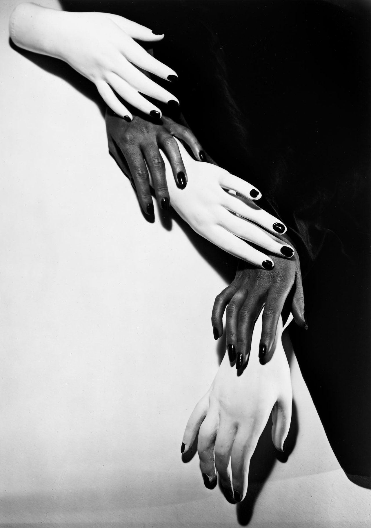Auf diesem Bild ist das folgende Kunstwerk zu sehen: Horst P. Horst (d.i. Horst Paul Albert Bohrmann). Hands, Hands ... NY. 1941.