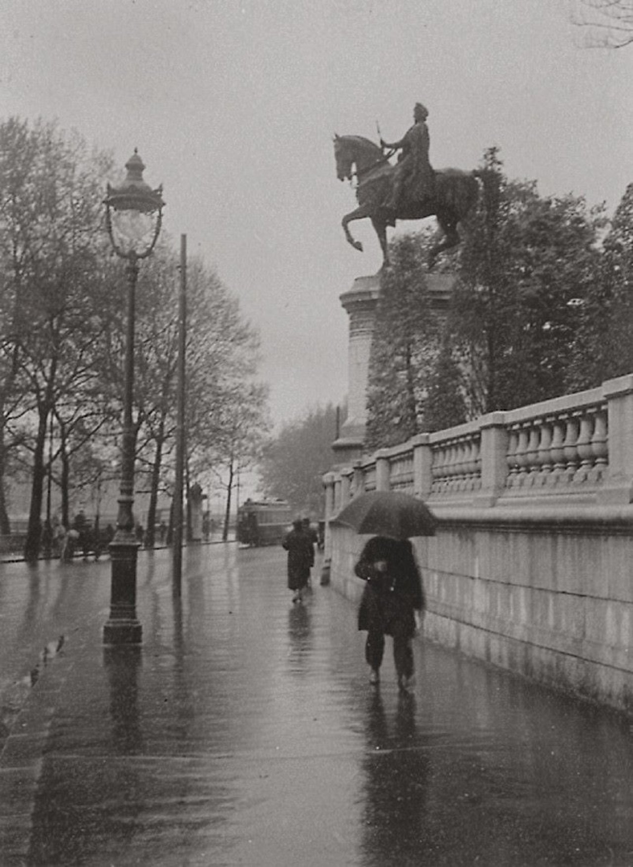 Auf diesem Bild ist das folgende Kunstwerk zu sehen: André  Kertész. „Paris“.  1926.