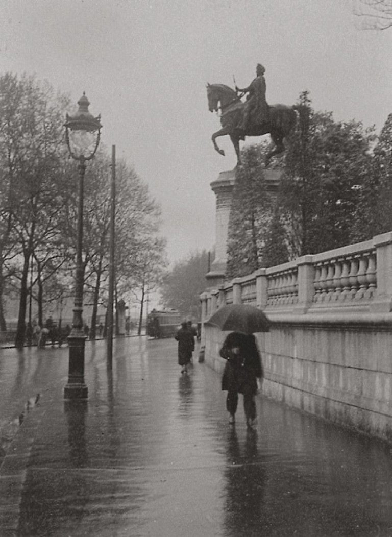 Auf diesem Bild ist das folgende Kunstwerk zu sehen: André  Kertész. „Paris“.  1926.