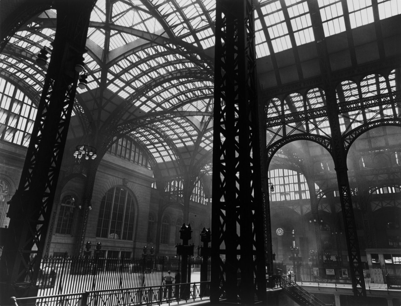 Auf diesem Bild ist das folgende Kunstwerk zu sehen: Berenice Abbott. Pennsylvania Station Interior, Manhattan, New York City, July 14. 1936.
