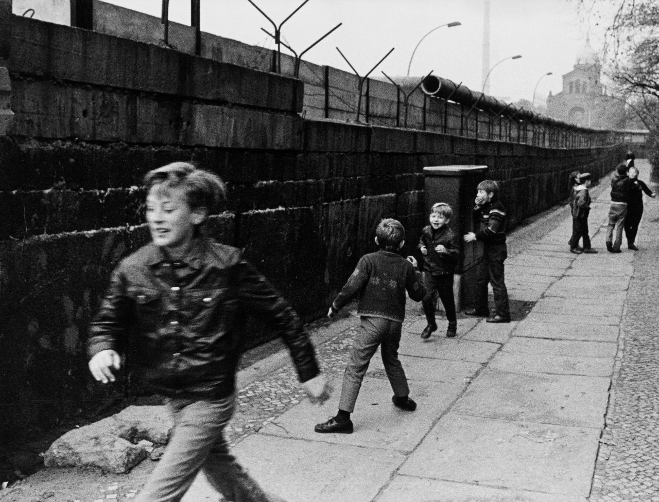 This picture shows the following artwork: Max Jacoby. „Berlin – Mauer – Kreuzberg“. 1965.