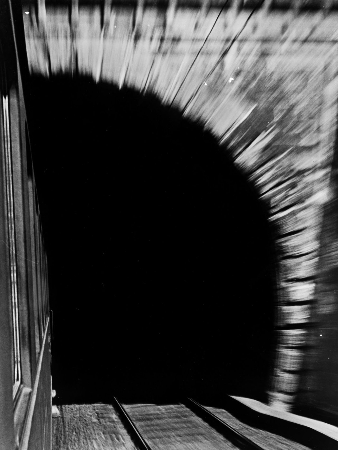 Auf diesem Bild ist das folgende Kunstwerk zu sehen: René Groebli. Tunnel, aus der Serie „Magie der Schiene“. 1949.