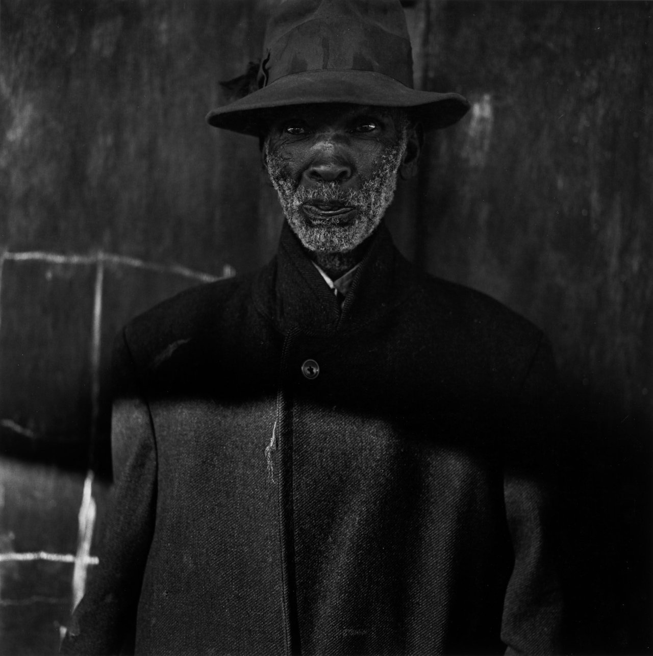 Auf diesem Bild ist das folgende Kunstwerk zu sehen: Roger Ballen. „Old Man, Ottoshoop“. 1983.