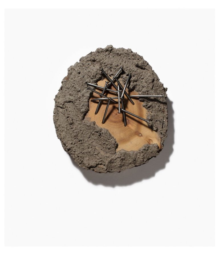 Auf diesem Bild ist das folgende Kunstwerk zu sehen: Günther Uecker. „Kunstpranger“. 1985.