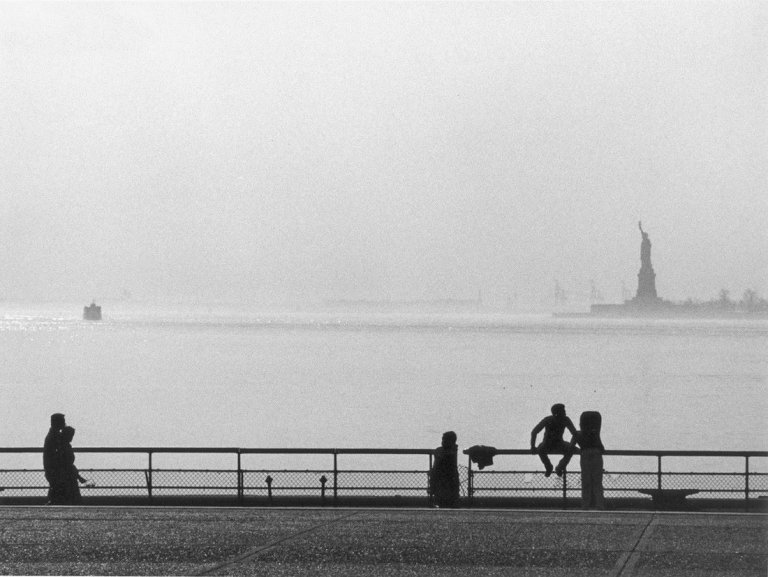Auf diesem Bild ist das folgende Kunstwerk zu sehen: Andreas Feininger. The Statue of Liberty seen from Manhattan, New York. 1981.