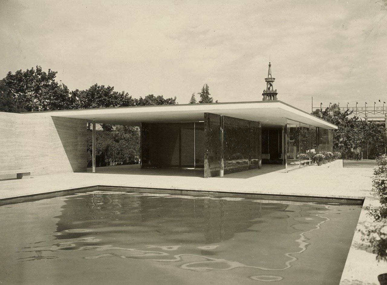 Catalog image of Barcelona Pavillon, Blick über das grosse Wasserbecken. 1929