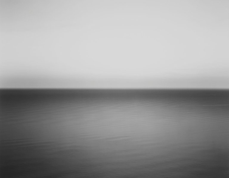 Auf diesem Bild ist das folgende Kunstwerk zu sehen: Hiroshi Sugimoto. „Boden sea, Utwill“, aus der Serie „Seascapes“. 1993.