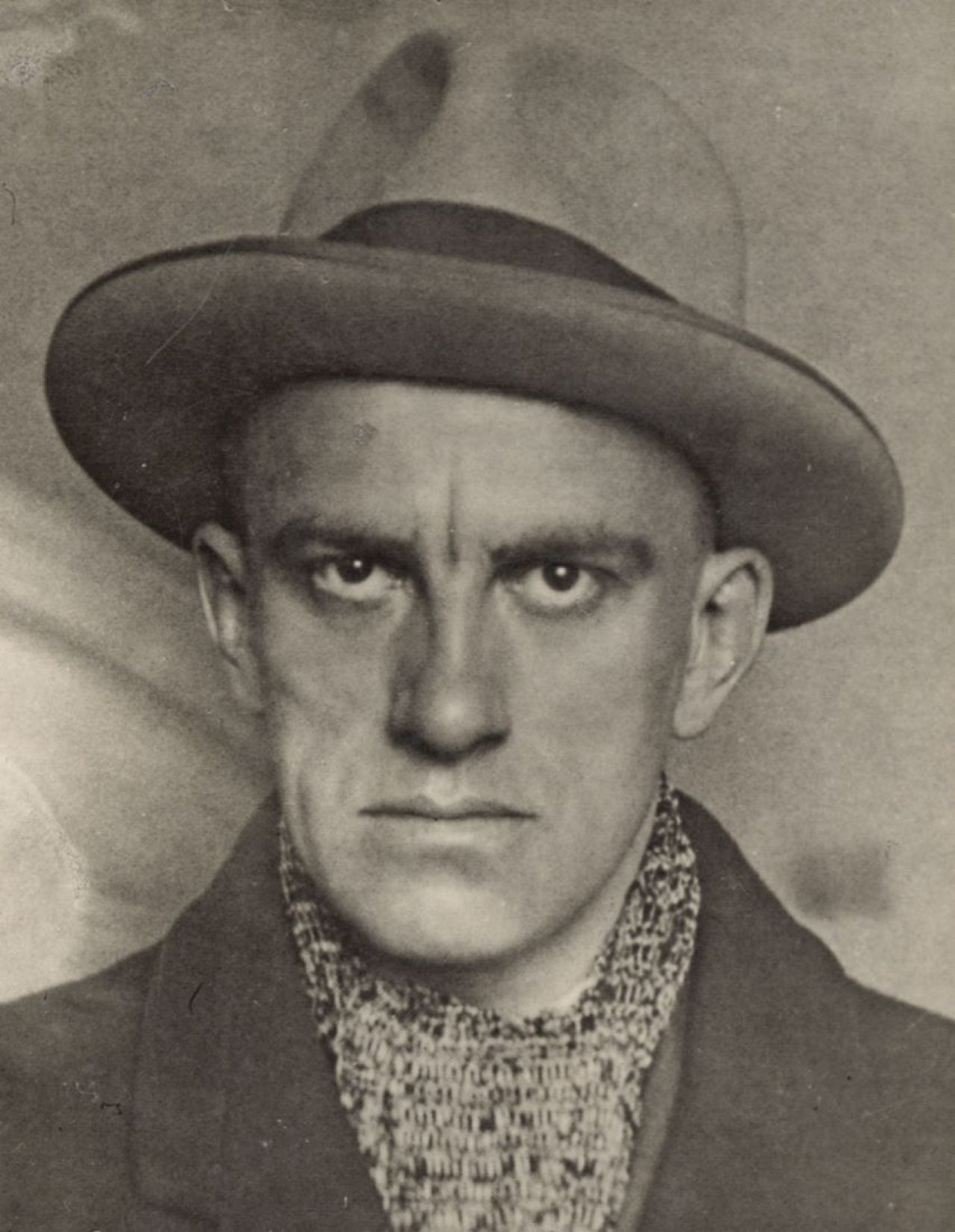 Auf diesem Bild ist das folgende Kunstwerk zu sehen: Alexander  Rodchenko. „V. Mayakovsky“. 1924.