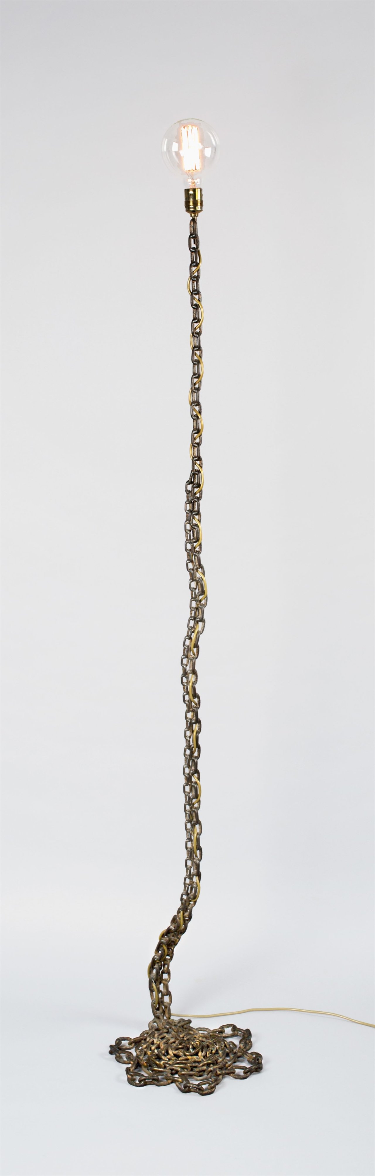 Auf diesem Bild ist das folgende Kunstwerk zu sehen: Franz West. „Privat-Lampe des Künstlers II“. 1989.