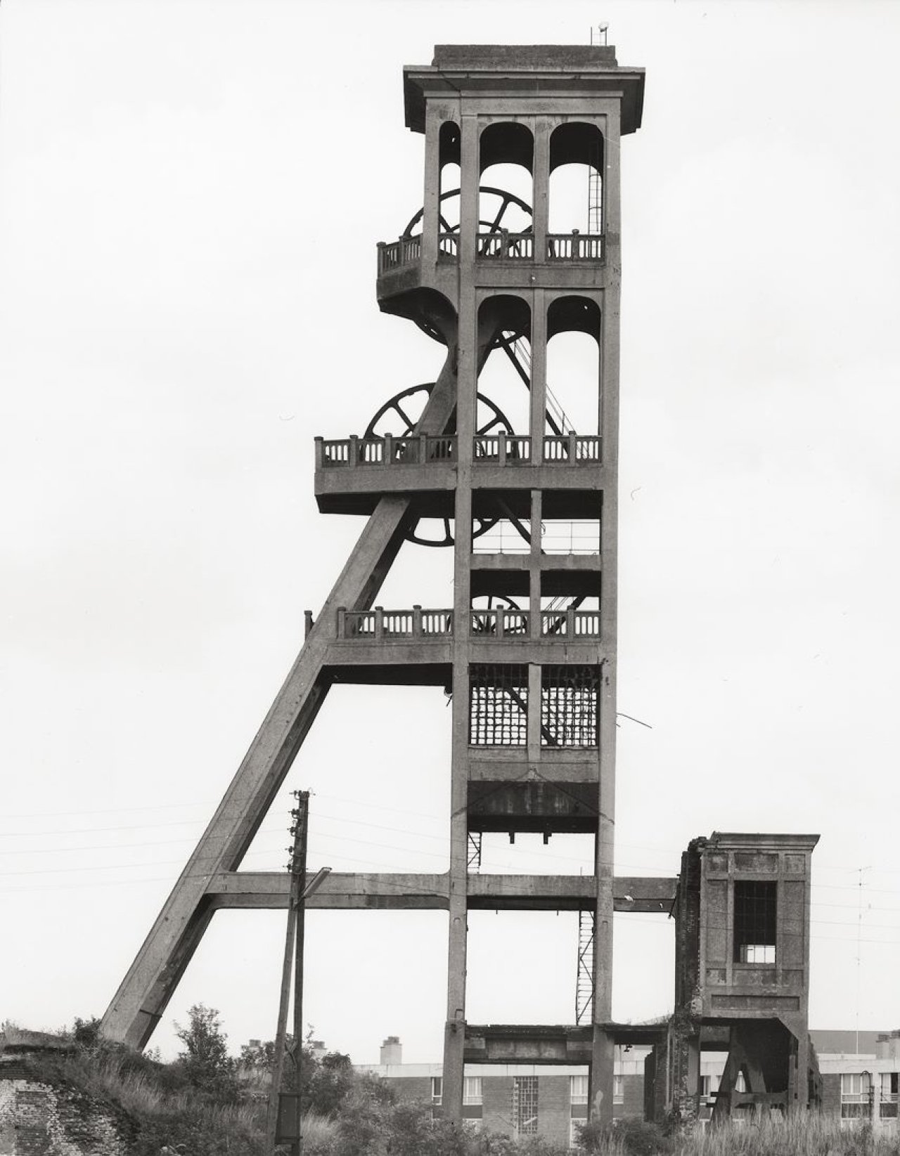 Auf diesem Bild ist das folgende Kunstwerk zu sehen: Bernd und Hilla Becher (Siegen 1931 - 2007 Rostock / Potsdam 1934 - 2015 Düsseldorf). Kassette „Industriebauten“. 1968.