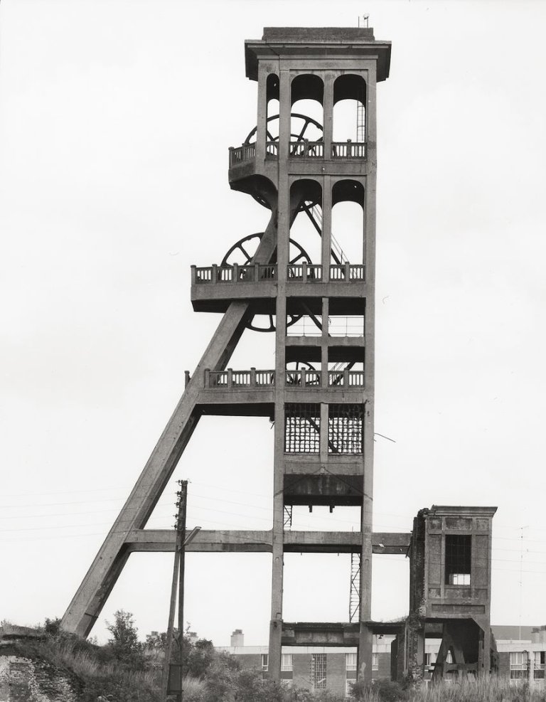 Auf diesem Bild ist das folgende Kunstwerk zu sehen: Bernd und Hilla Becher (Siegen 1931 - 2007 Rostock / Potsdam 1934 - 2015 Düsseldorf). Kassette „Industriebauten“. 1968.