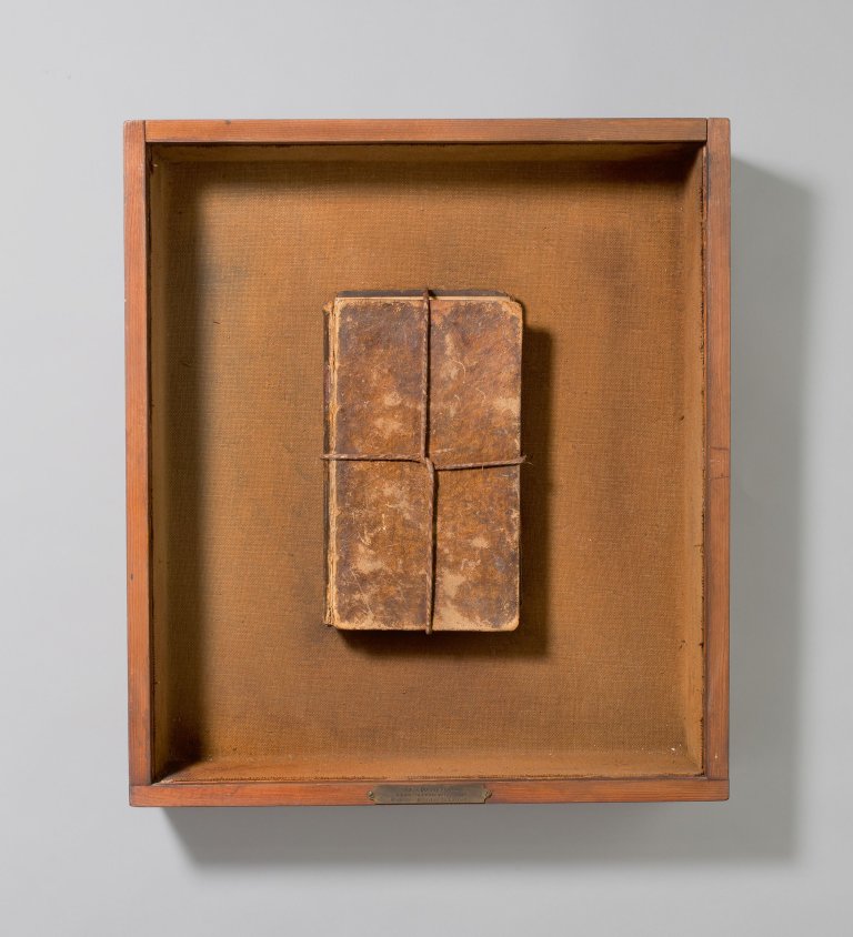 Auf diesem Bild ist das folgende Kunstwerk zu sehen: László Lakner. „Atkok Curses Flüche - Meine Gedichte verschnürt“. 1970.