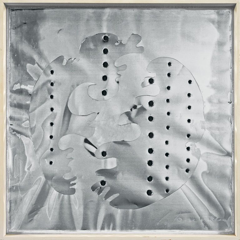 Auf diesem Bild ist das folgende Kunstwerk zu sehen: Lucio Fontana. Concetto Spaziale. 1965.