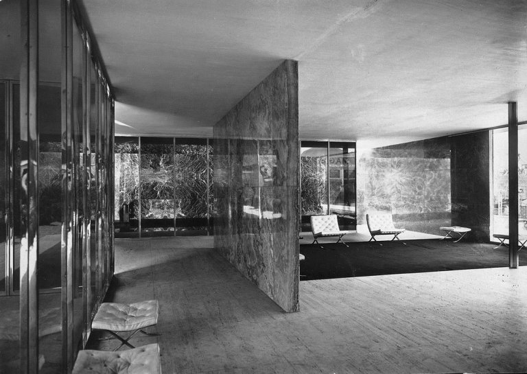 Auf diesem Bild ist das folgende Kunstwerk zu sehen:  Berliner Bild-Bericht. Deutscher Pavillon, Weltausstellung Barcelona, Architekt: Ludwig Mies van der Rohe, Blick von der beleuchtbaren Glaswand in den Innenraum. 1929.