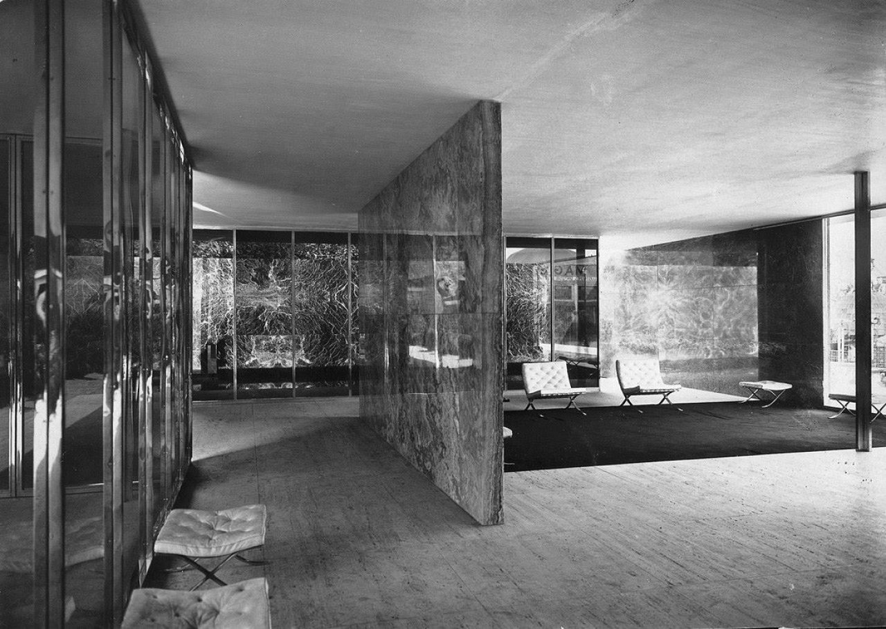 Auf diesem Bild ist das folgende Kunstwerk zu sehen:  Berliner Bild-Bericht. Deutscher Pavillon, Weltausstellung Barcelona, Architekt: Ludwig Mies van der Rohe, Blick von der beleuchtbaren Glaswand in den Innenraum. 1929.
