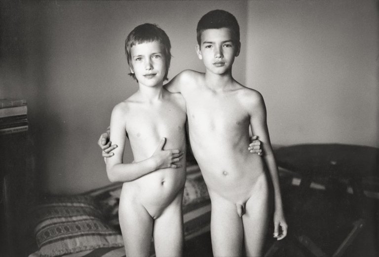 Auf diesem Bild ist das folgende Kunstwerk zu sehen: Gundula Schulze Eldowy. „Berlin, 1984“ (Esther und David), aus dem Zyklus „Aktportrait“, 1977-1989.