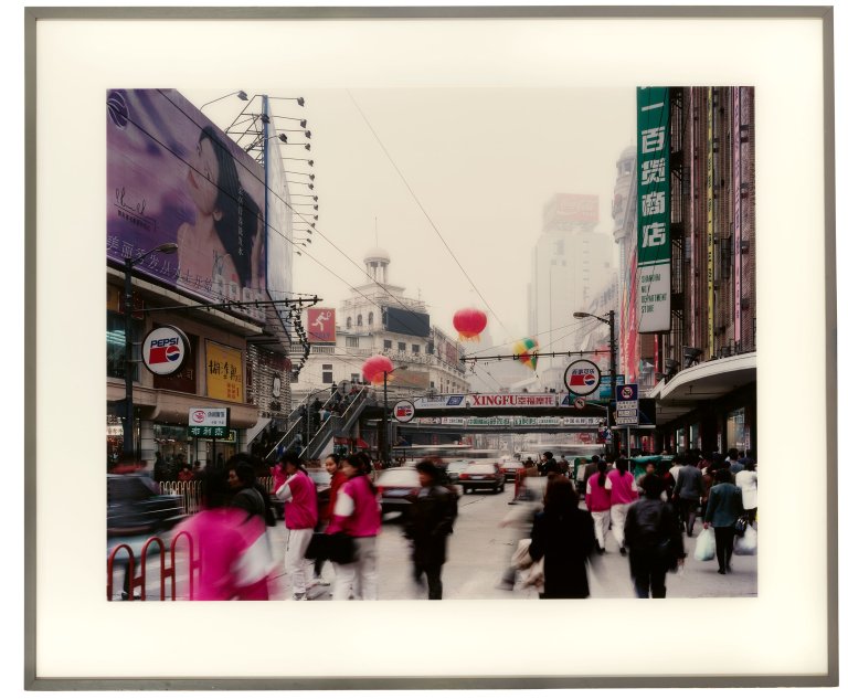 Auf diesem Bild ist das folgende Kunstwerk zu sehen: Thomas Struth. „Nanjing Xi Lu, Shanghai“. 1997.